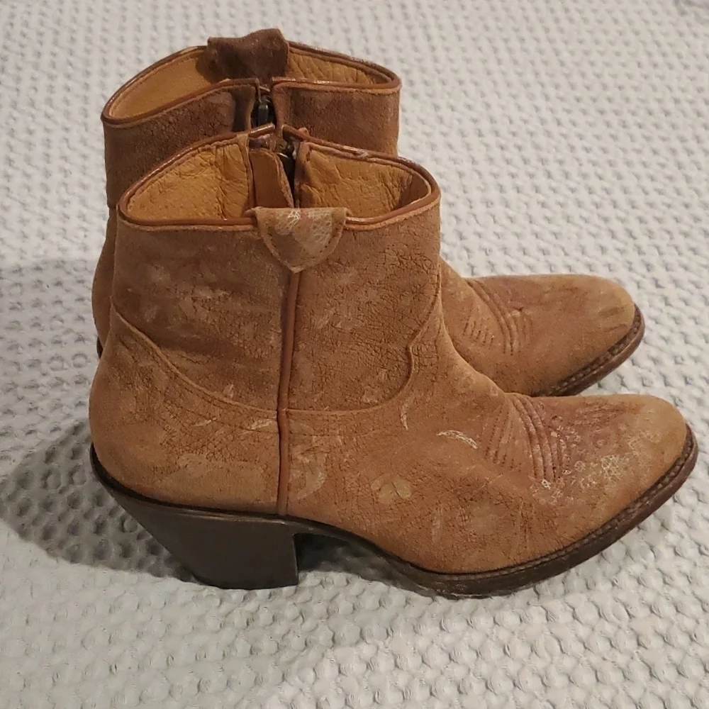 SHYANNE Rustic Booties Size 6 1/2 (#25)